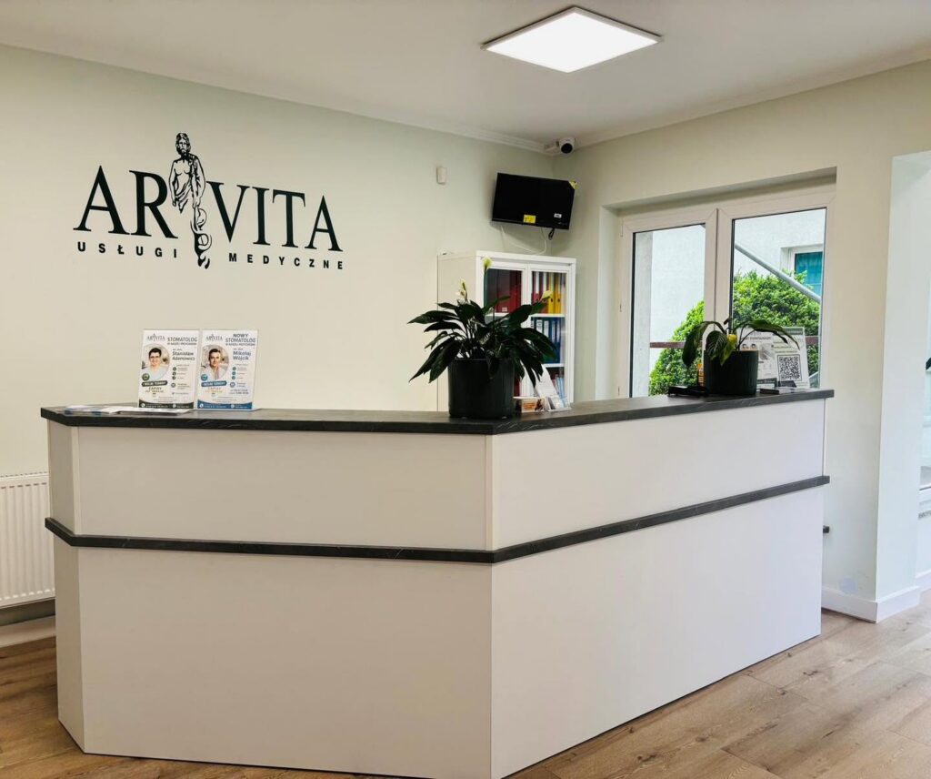 Rejestracja przychodni AR-VITA w Świdnicy — jasne wnętrze z logo na ścianie